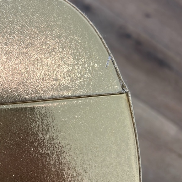 Daisy Marc Jacobs Gold Hard Shell Cosmetic Case - Picture 6 of 8